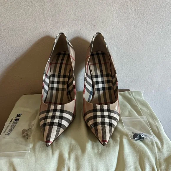 Burberry Aubri Patent Pump in Classic Archive Beige